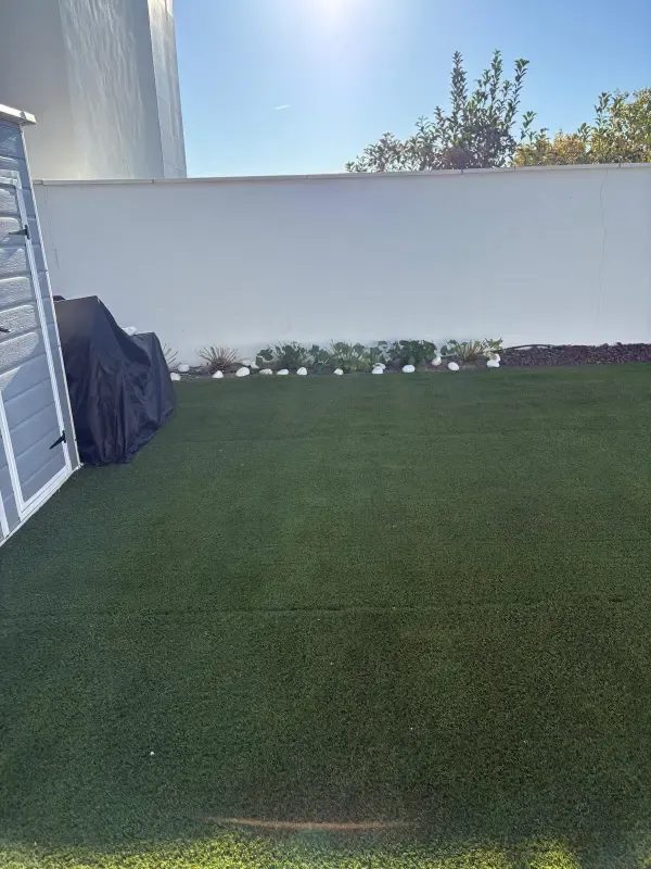 Jardín amplio con césped artificial instalado