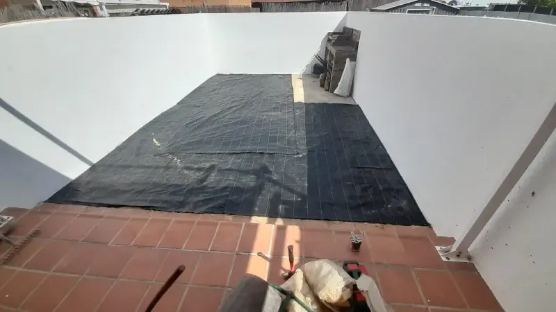 Colocación de malla geotextil antihierbas antes del césped artificial