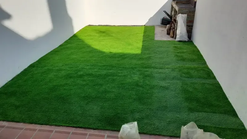 Después: Patio con césped artificial recién instalado