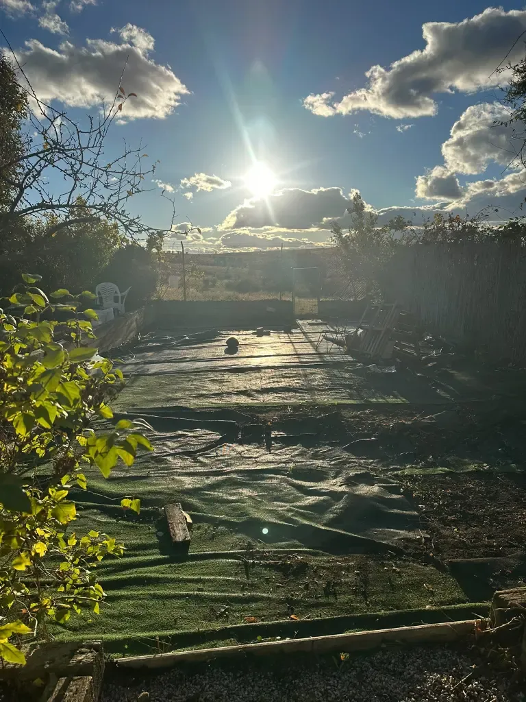 Colocación de malla antihierbas en un jardín