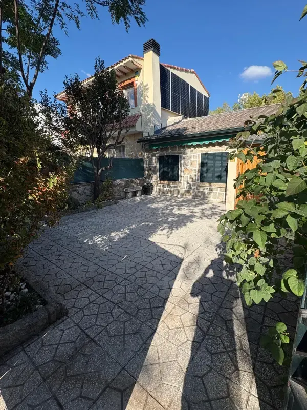 Patio de chalet con jardín perimetral