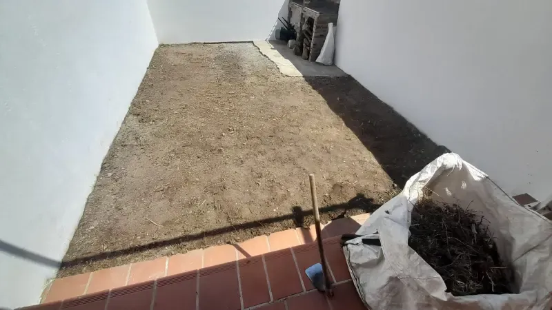 Antes: Terreno nivelado antes de instalar césped artificial